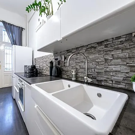 Sunny On The Buda Side Apartment